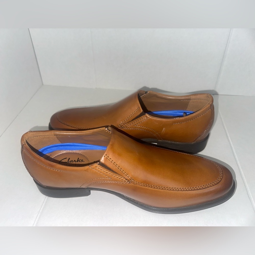 Clarks Men's Brown Leather Slip-Ons size 8 1/2W.      (#144)